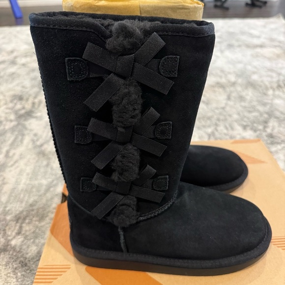 Koolaburra Victoria Girls Black Suede Boots Bow 3 - Picture 2 of 6